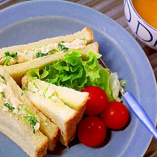 鶏むね肉とみつばのサンドウィッチ